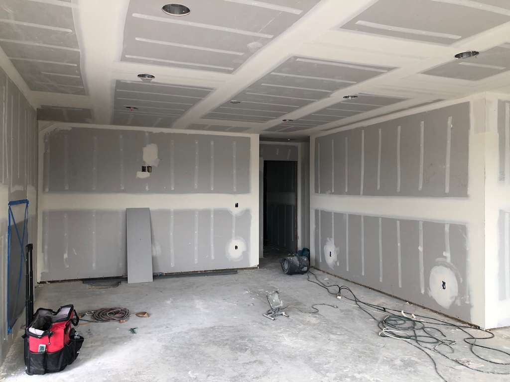 tape-and-mud-work-living-room-walls-and-ceiling