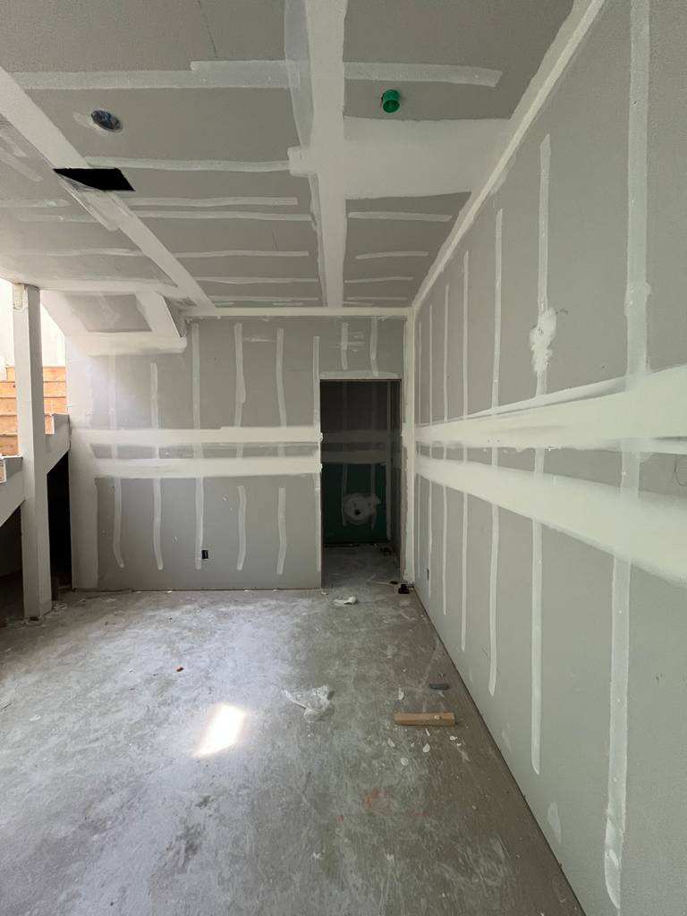 0132_drywall lower room finishing