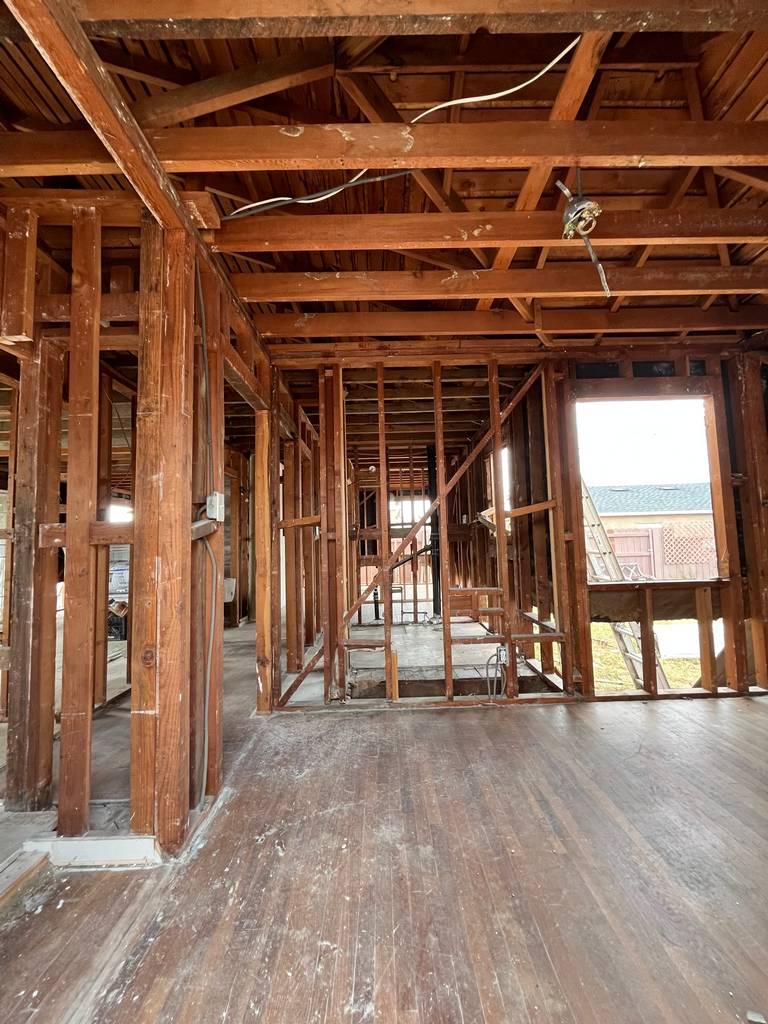 049 front entry view with interior_91910_manor