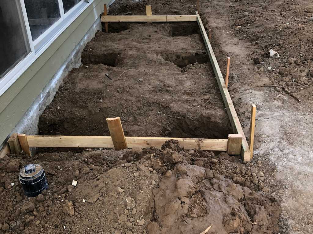 a2mContractors setting up frame the concrete pad