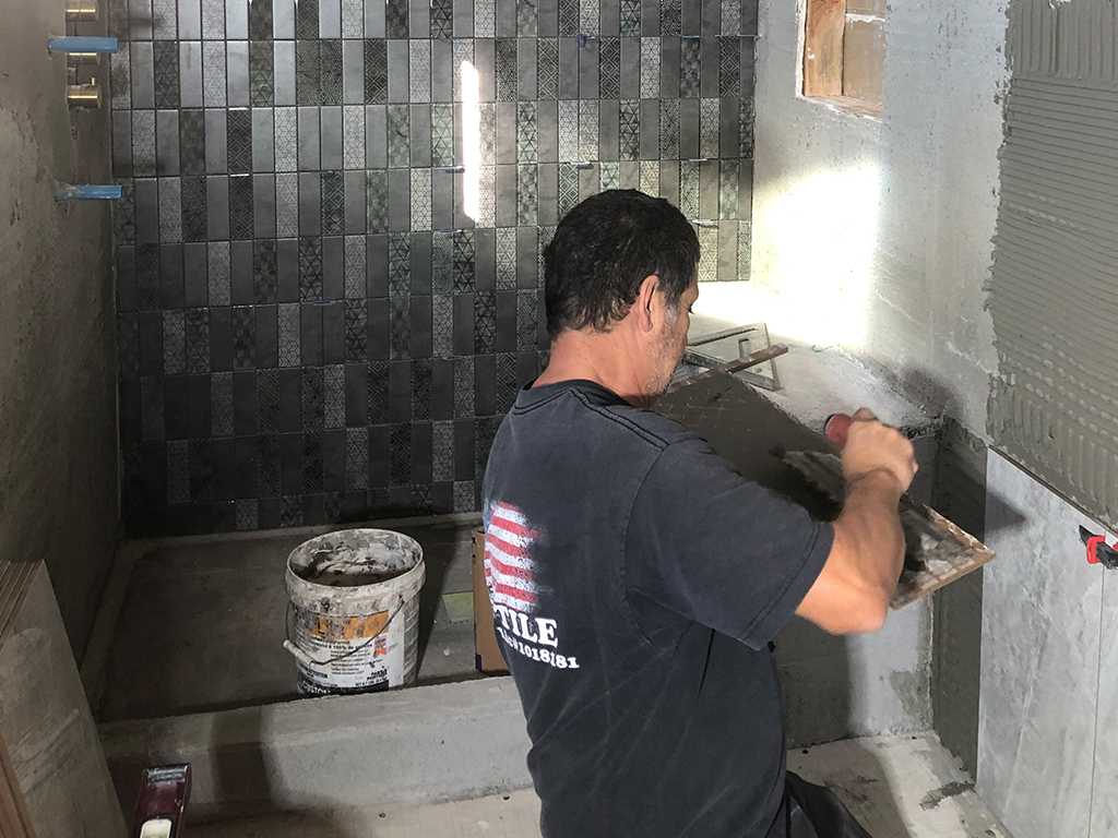 Tile-Setter-applying-Thinset-to-new-bathroom